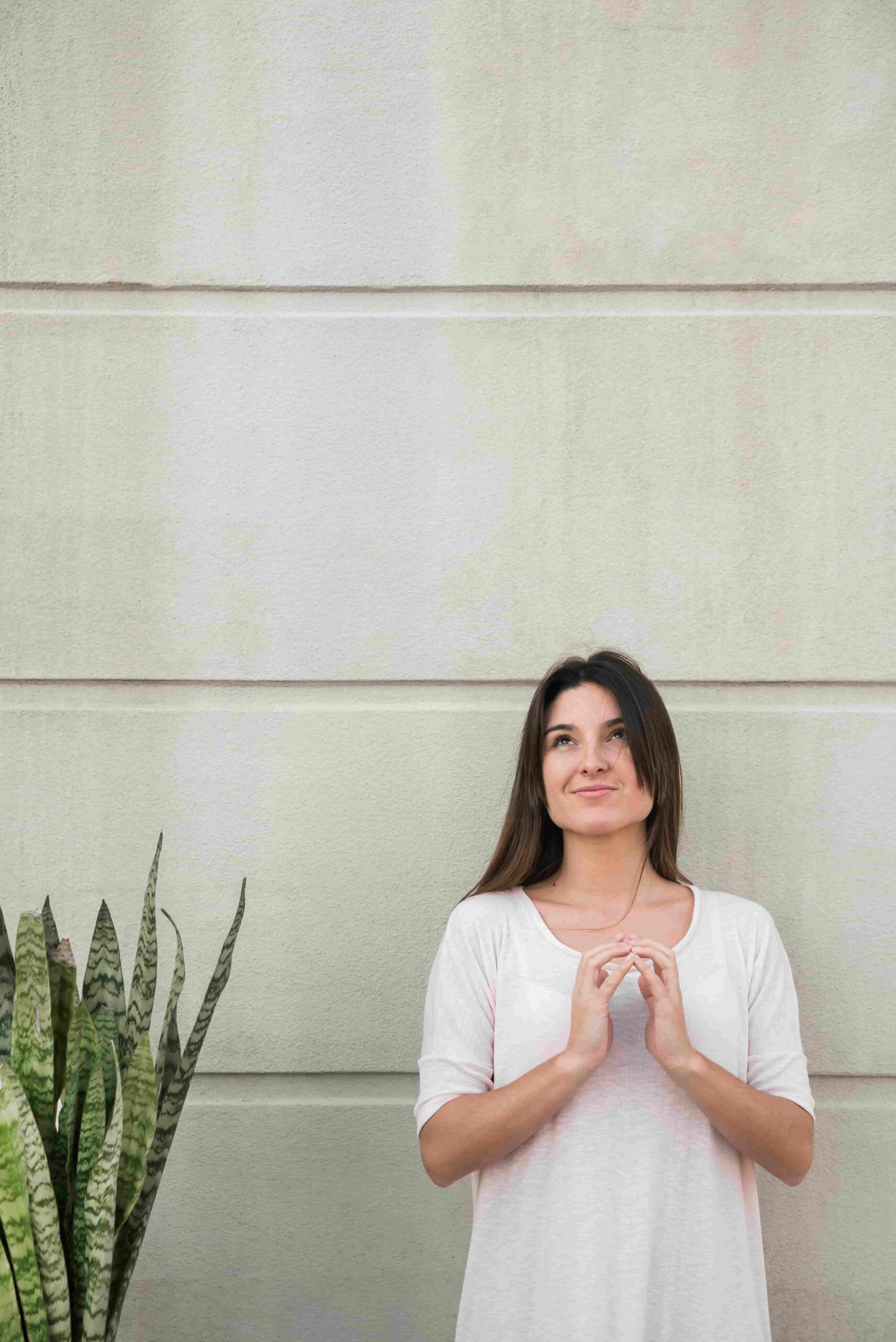 Mujer sonriente con confianza inquebrantable - ISA Holistic